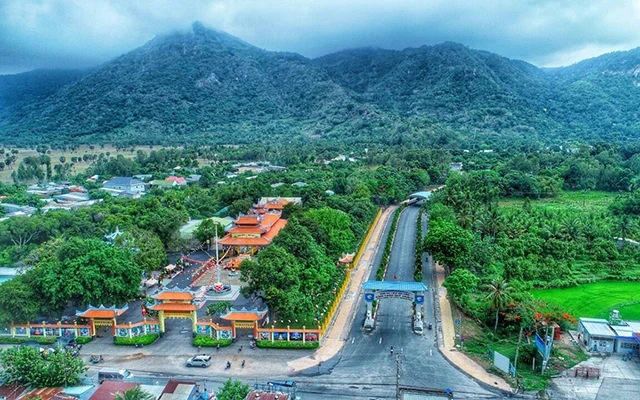 Toàn cảnh Khu du lịch Núi Cấm, huyện Tịnh Biên, tỉnh An Giang. Ảnh Lương Bá Thịnh và CTV