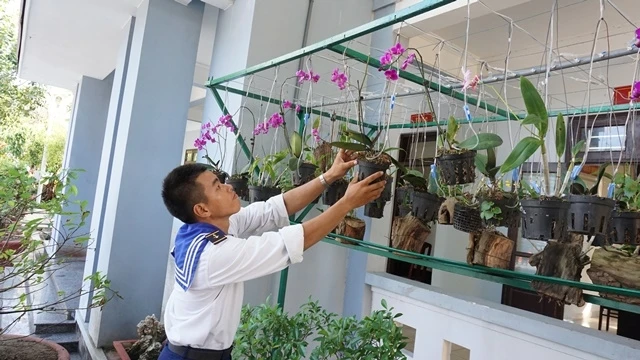 Chiến sĩ trẻ trên đảo Sinh Tồn chăm sóc hoa phong lan.