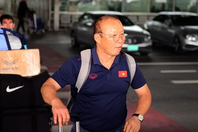 Huấn luyện viên Park Hang Seo dẫn đội tuyển Việt Nam sang Thái-lan.