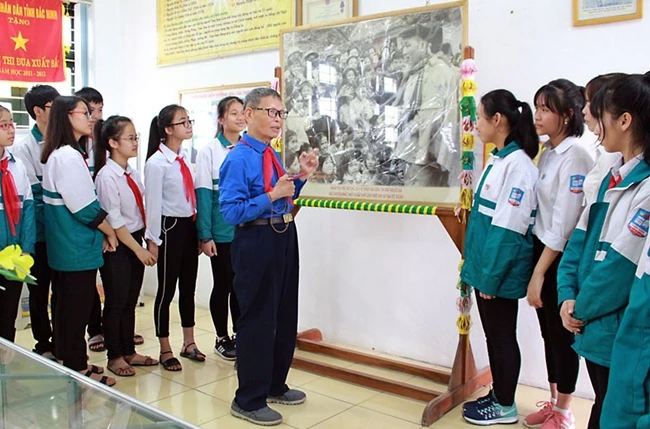 AHLĐ, NGND Nguyễn Đức Thìn không ngừng giáo dục truyền thống lịch sử quê hương, nhân lên ý nghĩa phong trào Nghìn việc tốt trong thế hệ trẻ Bắc Ninh. Ảnh: MAI PHƯƠNG