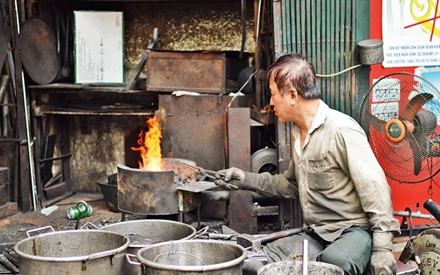 Ông Nguyễn Phương Hùng gắn bó với nghề rèn thủ công hơn 20 năm qua.