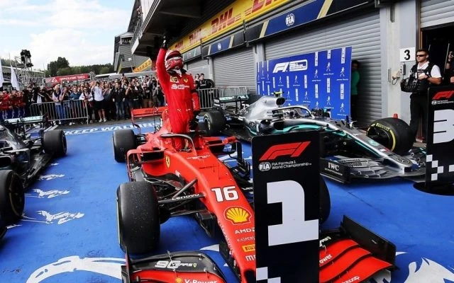 Charles Leclerc ăn mừng chiến thắng chặng F1 đầu tiên trong sự nghiệp của mình trong im lặng để tưởng nhớ tới người bạn xấu số Anthoine Hubert. (Ảnh: F1)