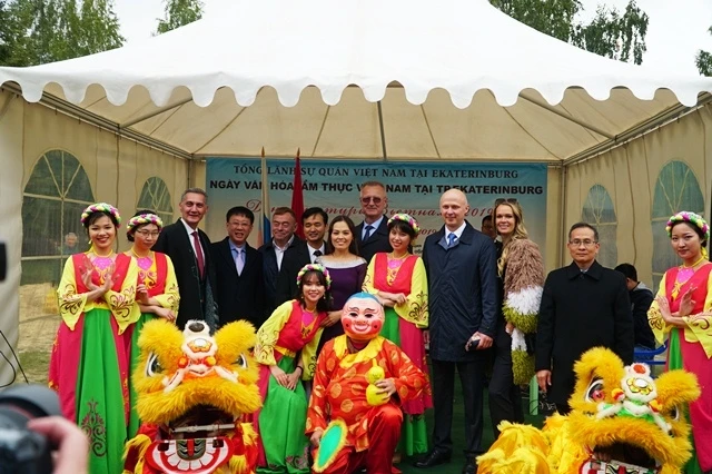 Đại diện lãnh đạo tỉnh Sverdlovsk và vùng Ural, LB Nga đến thăm khu vực của Việt Nam và chụp ảnh lưu niệm.