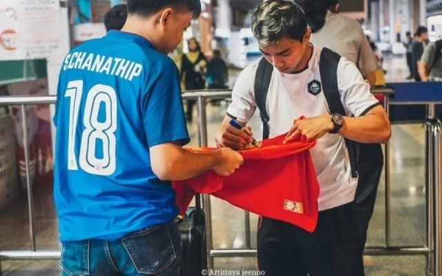 Chanathip ký tặng người hâm mộ khi vừa hạ cánh xuống Bangkok sáng 1-9. (Ảnh: Siam Sport)