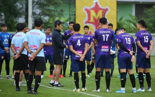 HLV Akira Nishino (áo đen) chốt danh sách chính thức 23 cầu thủ Thái-lan đấu tuyển Việt Nam với duy nhất một tiền đạo. (Ảnh: Bangkok Post)