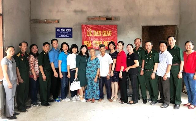 Tặng hai nhà tình nghĩa cho gia đình chính sách tỉnh Phú Yên