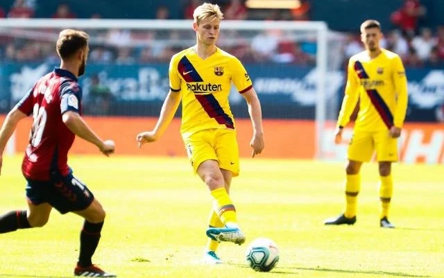 Barca (áo vàng) đánh rơi chiến thắng trong chuyến làm khách Osasuna. (Ảnh: FC Barcelona)