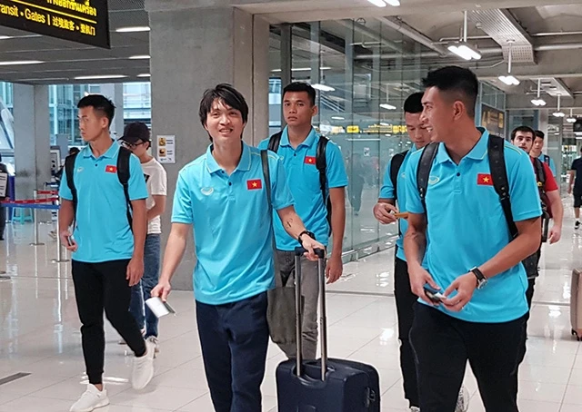 Tiền vệ Tuấn Anh và thủ môn Tuấn Mạnh cùng các đồng đội tại sân bay Thái-lan.