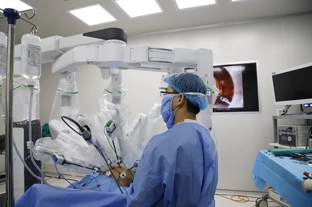 Việt Nam lần đầu tiên phẫu thuật nội soi với hệ thống Robot Da Vinci thế hệ Xi 