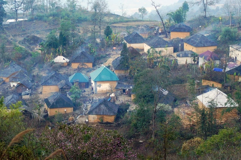 Một bản làng người Hà Nhì ở xã Y Tý, huyện Bát Xát, tỉnh Lào Cai. Đứng từ trên cao nhìn xuống bản làng được xây dựng trên thế dựa lưng vào núi nhìn về thung lũng. Các nếp nhà lô nhô trông như những câ