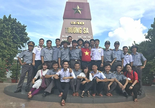 Ca sĩ Nguyễn Phi Hùng cùng đoàn công tác chụp ảnh lưu niệm với chiến sĩ Trường Sa.