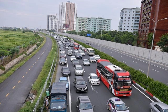 Chiều 2-9, lưu lượng xe trên các tuyến đường dẫn vào trung tâm Hà Nội tăng mạnh khi người dân ùn ùn đổ về Thủ đô sau kỳ nghỉ lễ Quốc khánh 2-9.