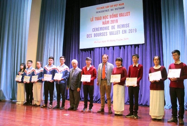 GS Trần Thanh Vân và GS Odon Vallet, Đại học Sorbonne (Pháp) trao học bổng tặng các học sinh, sinh viên xuất sắc năm 2019.