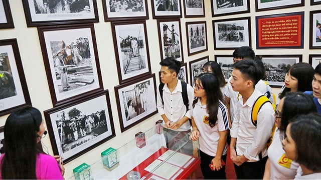 Thế hệ trẻ tìm hiểu cuộc đời hoạt động cách mạng của Bác Hồ qua các hình ảnh tư liệu tại Triển lãm “50 năm thực hiện Di chúc của Chủ tịch Hồ Chí Minh”.