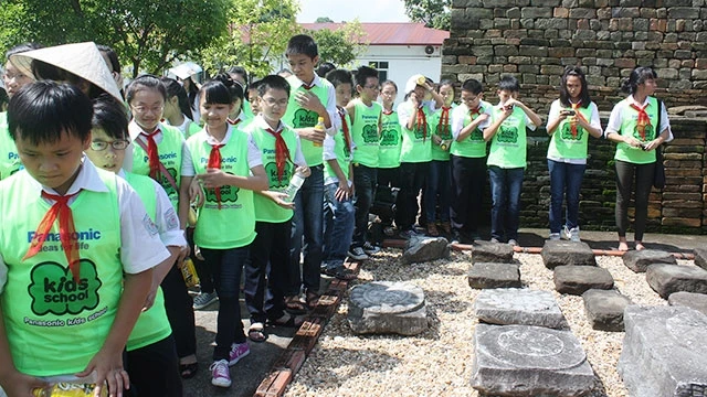Học sinh tham quan, tìm hiểu tại Khu di sản Hoàng thành Thăng Long.