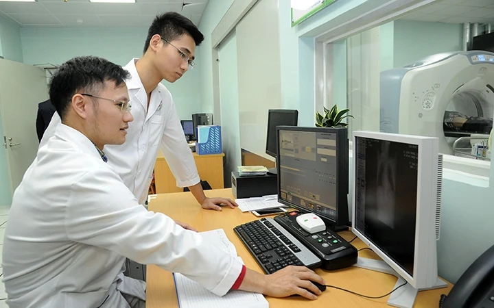 Bác sĩ Bệnh viện Trung ương quân đội 108 ứng dụng công nghệ hiện đại để thăm khám cho bệnh nhân. Ảnh: ĐỨC ANH