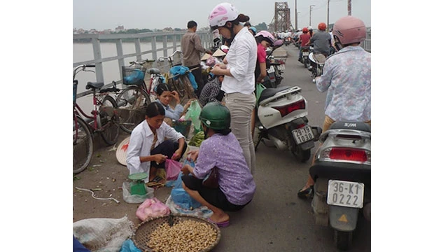 Xử lý nghiêm hành vi họp chợ trên cầu Long Biên
