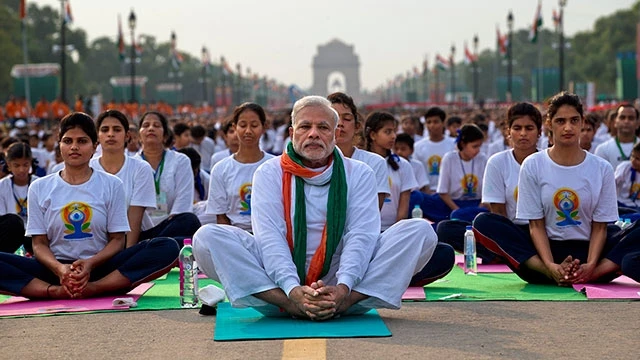 Thủ tướng Modi tập yoga cùng người dân Ấn Độ. Ảnh: WORD PRESS
