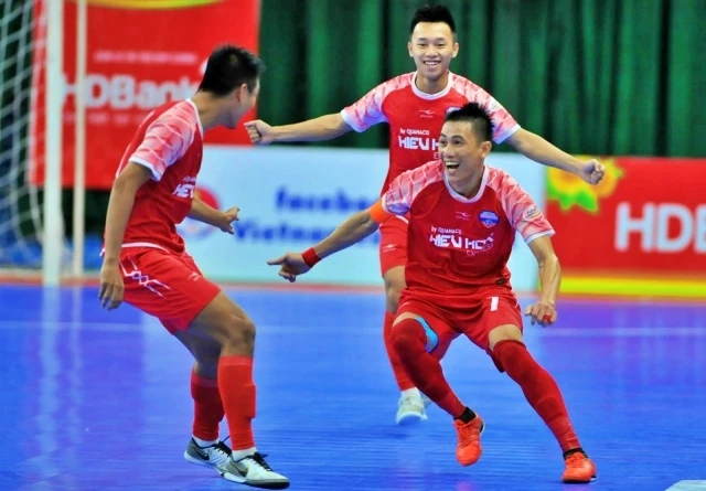 Các cầu thủ Đà Nẵng áp sát top 3 sau thắng lợi quan trọng trước Cao Bằng.