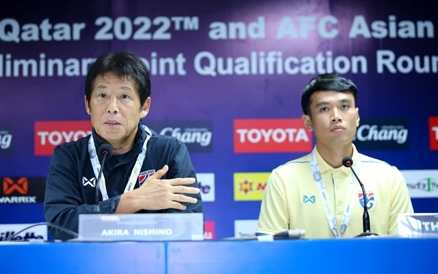 HLV Akira Nishino và thủ thành đội trưởng Siwarak Tedsungnoen của tuyển Thái-lan tại buổi họp báo. (Ảnh: Liên đoàn Bóng đá Thái-lan)