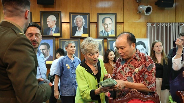 Các cựu chiến binh Việt Nam - Mỹ trao đổi về kỷ vật chiến tranh tại buổi giao lưu.