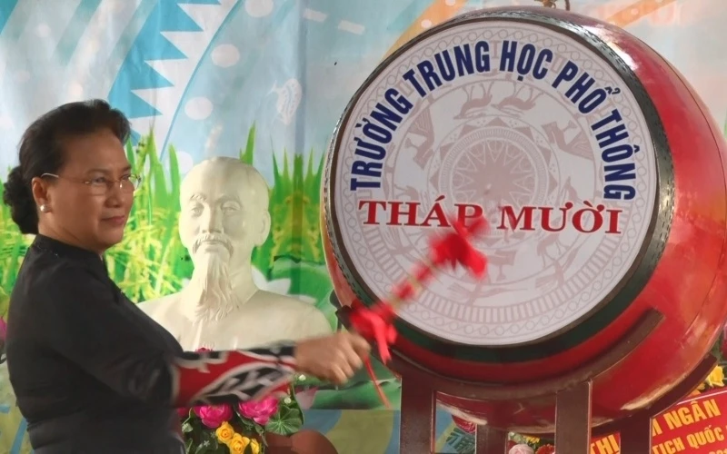 Chủ tịch Quốc hội Nguyễn Thị Kim Ngân đánh trống khai giảng năm học mới.
