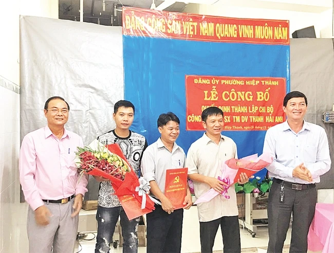 Chi bộ đảng Doanh nghiệp ngoài nhà nước thuộc Đảng bộ phường Hiệp Thành trong buổi ra mắt.