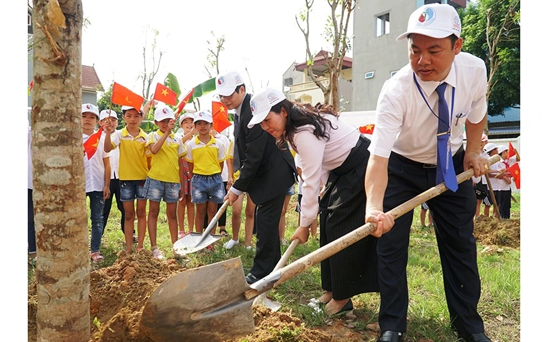 Đại diện TMV tham gia lễ trồng cây xanh tại không gian học đường.