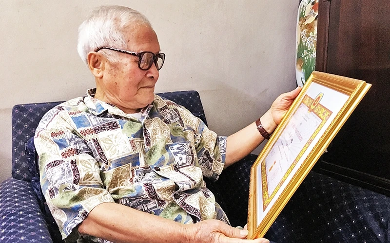 Ông Ðỗ Viết Thông được trao tặng Huy hiệu 70 năm tuổi Ðảng.