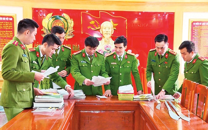 Công an tỉnh Thanh Hóa thu giữ tài liệu liên quan đến hoạt động cho vay lãi nặng của 32 chi nhánh kinh doanh dịch vụ tài chính trên địa bàn tỉnh.