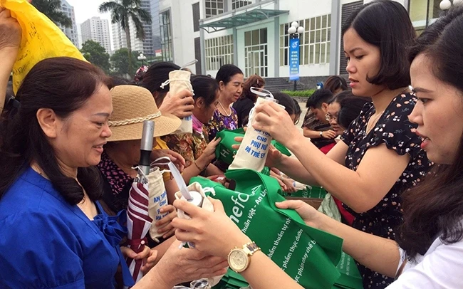 Hội Liên hiệp Phụ nữ TP Hà Nội trao bình đựng nước, túi thân thiện với môi trường tặng hội viên phụ nữ.