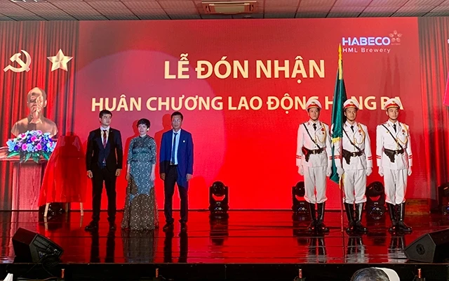 Nhà máy bia Hà Nội - Mê Linh đón nhận Huân chương Lao động hạng Ba