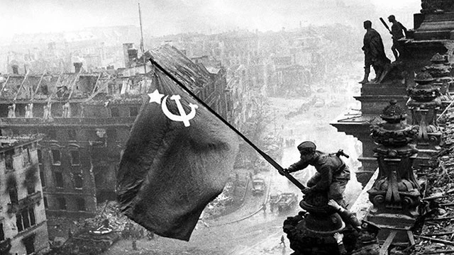Hồng quân Liên Xô phất cờ chiến thắng sau khi tiến vào Thủ đô Berlin của Đức. Ảnh: GETTY IMAGES