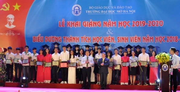  Trường đại học Mở Hà Nội tổ chức lễ khai giảng, biểu dương thành tích và trao học bổng cho học viên, sinh viên năm học 2018-2019.