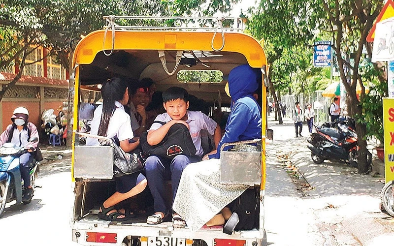 Xe tải được hoán cải để đưa đón học sinh tại TP Hồ Chí Minh. Ảnh | TPO