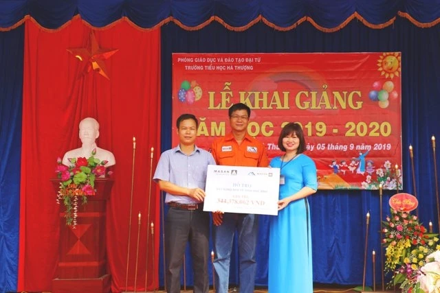 Lãnh đạo MRS trao tặng công trình vệ sinh đạt chuẩn cho Trường Tiểu học Hà Thượng.