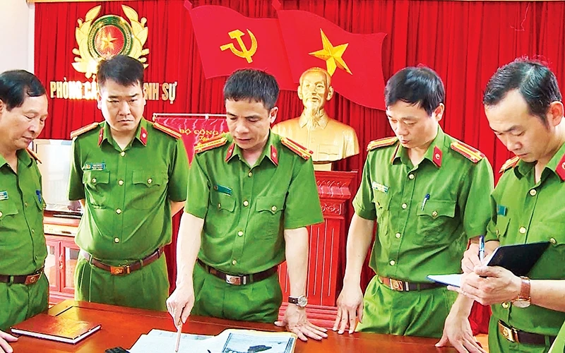 Thượng tá Lê Khắc Minh (giữa) chỉ huy phá án. ẢNH | THÁI THANH
