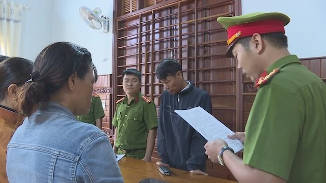 Cơ quan Công an đọc lệnh bắt giam ông Nguyễn Quang Tiệp.