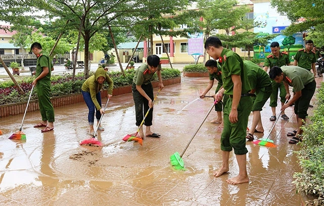 Công an huyện Quảng Trạch giúp Trường tiểu học xã Phù Hóa dọn vệ sinh để học sinh sớm đi học trở lại.