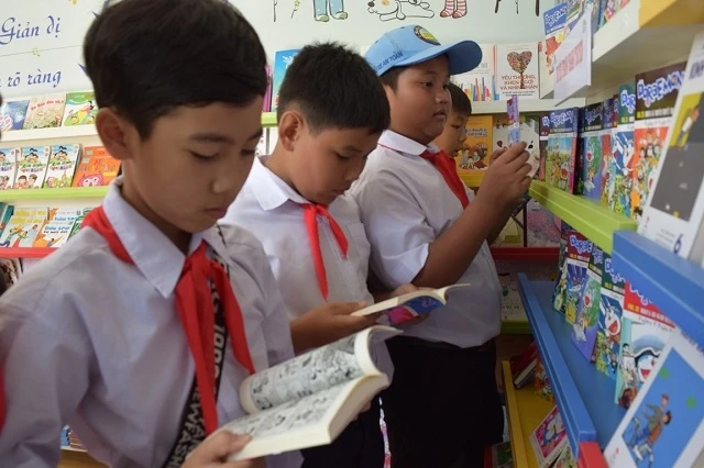 Học sinh Trường Tiểu học Mỹ Hòa 1 đọc sách tại Thư viện container (Ảnh: VÕ KHA).