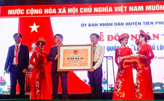 Trao Bằng Di tích Quốc gia cho Làng cổ Lộc Yên.