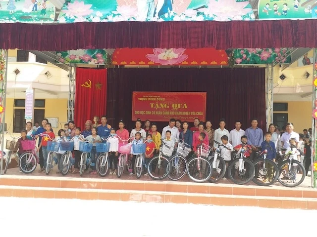Đại diện Quỹ Học trò nghèo vùng cao trao xe đạp cho học sinh dân tộc thiểu số huyện Tủa Chùa.