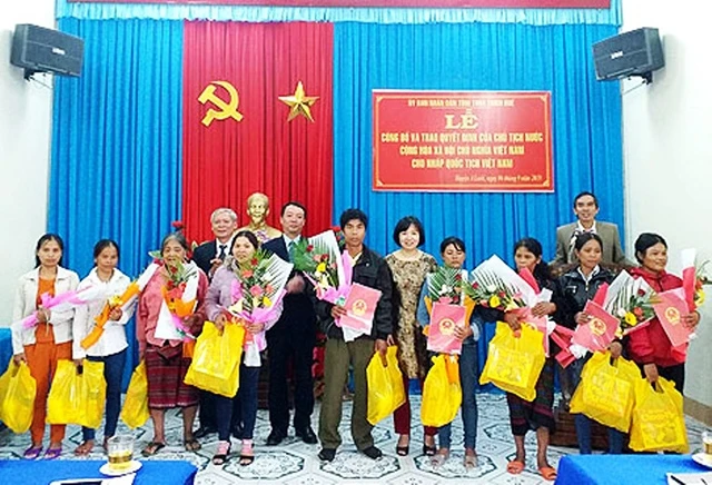 Phó Chủ tịch UBND tỉnh Thừa Thiên - Huế Phan Thiên Định trao Quyết định của Chủ tịch nước cho bà con người Lào vừa được nhập quốc tịch Việt Nam. 