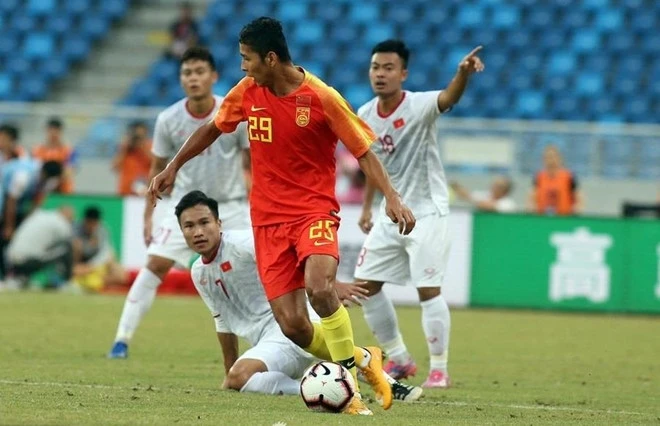 Các cầu thủ U22 Việt Nam (áo trắng) đã có trận đấu thành công trước đội chủ nhà U22 Trung Quốc. (Ảnh: Sina)