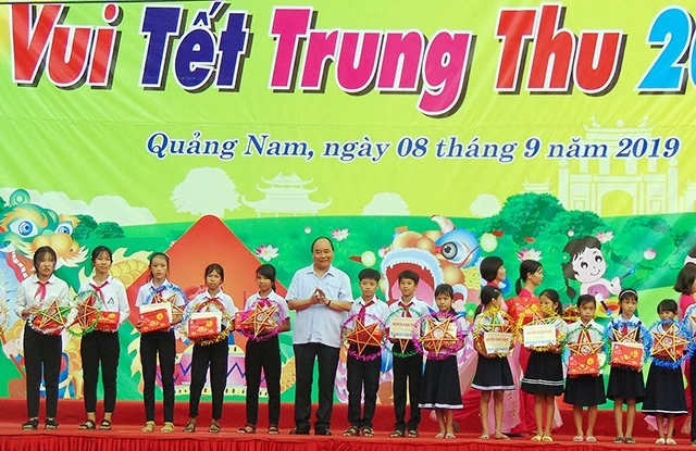 Thủ tướng Nguyễn Xuân Phúc tặng quà Trung thu cho trẻ em tại huyện Đại Lộc.