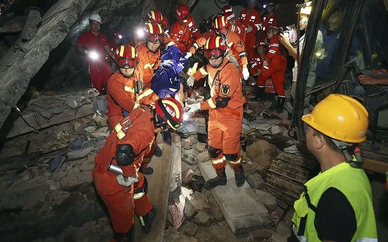 Công tác cứu hộ được triển khai tại hiện trường vụ động đất ở Trung Quốc. Ảnh TÂN HOA XÃ