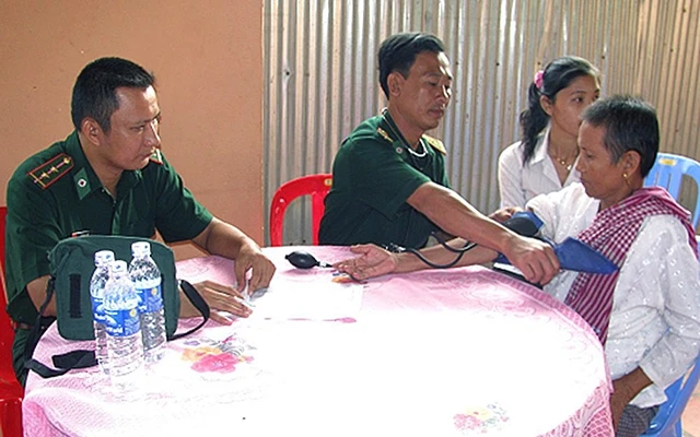 Các chiến sĩ quân y Bộ đội Biên phòng tỉnh An Giang khám bệnh miễn phí cho người dân Khmer huyện Tịnh Biên (An Giang). Ảnh: CHIẾN KHU