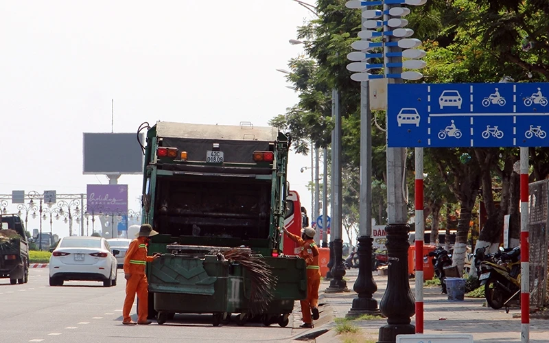 Thu gom rác thải tại TP Ðà Nẵng.