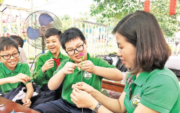 Học sinh trải nghiệm hoạt động khám phá di sản tại Hoàng thành Thăng Long.