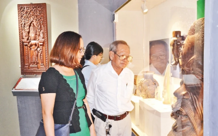 Du khách tham quan Bảo tàng Tôn Đức Thắng, quận 1.